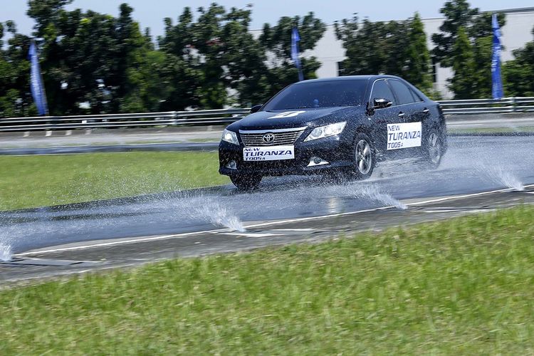 Pengujian Turanza T005A di proving ground pabrik Bridgestone, di Karawang, Sabtu (12/5/2018).