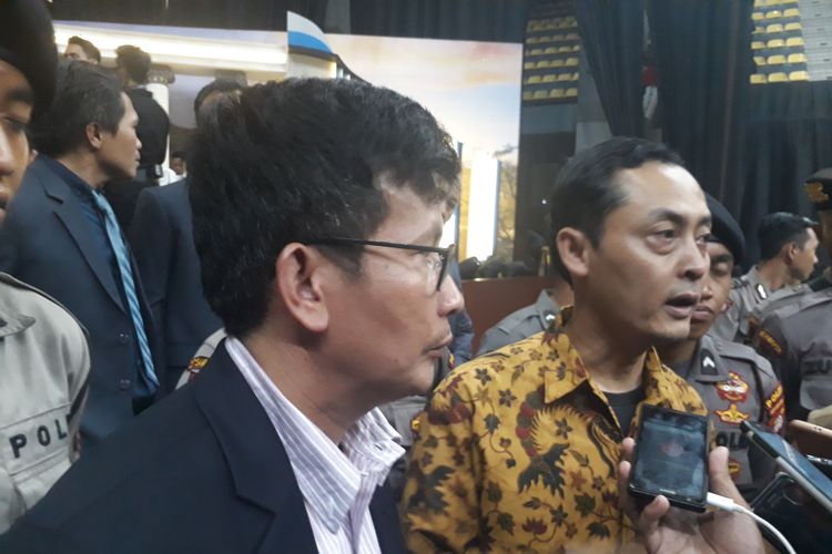 Ketua KPU Jawa Barat Yayat Hidayat (kiri) bersama Koordinator Divisi Humas Bawaslu Jabar Yusuf Kurnia, saat memberikan keterangan terkait kericuhan dalam debat publik kedua Pilgub Jabar, Senin (14/5/2018).