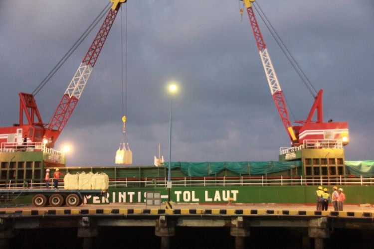 Proses bongkar muat kapal perintis tol laut di Pelabuhan Tanjungwangi Banyuwangi. 