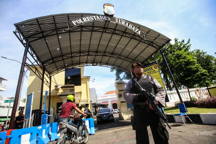 Petugas kepolisian melakukan penjagaan di pintu masuk Polrestabes, Surabaya, Jawa Timur, Selasa (15/5/2018). Ledakan yang melukai empat anggota polisi dan enam warga terjadi pada Senin (14/5/2018) pagi di depan pos penjagaan pintu masuk Polrestabes Surabaya.