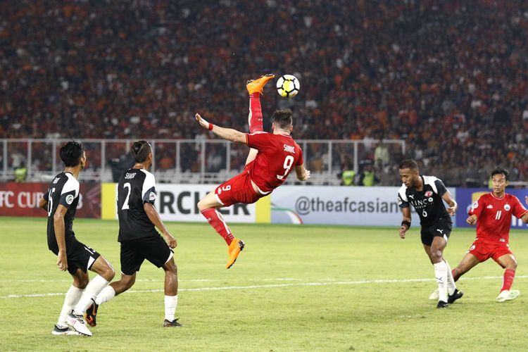 Pesepak bola Persija Jakarta Marko Simic melakukan tendangan salto saat menghadapi pesepak bola Home United dalam leg kedua babak semifinal zona ASEAN Piala AFC 2018 di Stadion Utama Gelora Bung Karno, Jakarta, Selasa (15/5/2018). Persija Jakarta gagal lolos setelah kalah pada leg kedua dengan skor 1-3 (3-6).