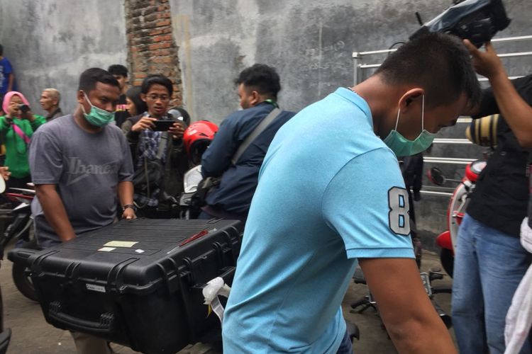 Sekoper barang dikeluarkan dari rumah keluarga bom bunuh diri Mapolrestabes Surabaya, Selasa (15/5/2018). 
