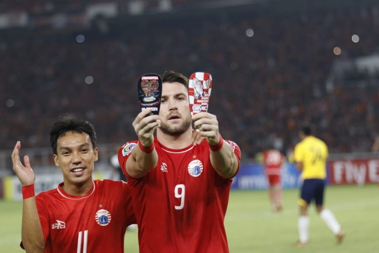 Striker Persija, Marko Simic, melakukan selebrasi bersama Novri Setiawan setelah membobol gawang Home United pada laga semifinal kedua Piala AFC 2018 di SUGBK, Selasa (15/5/2018).