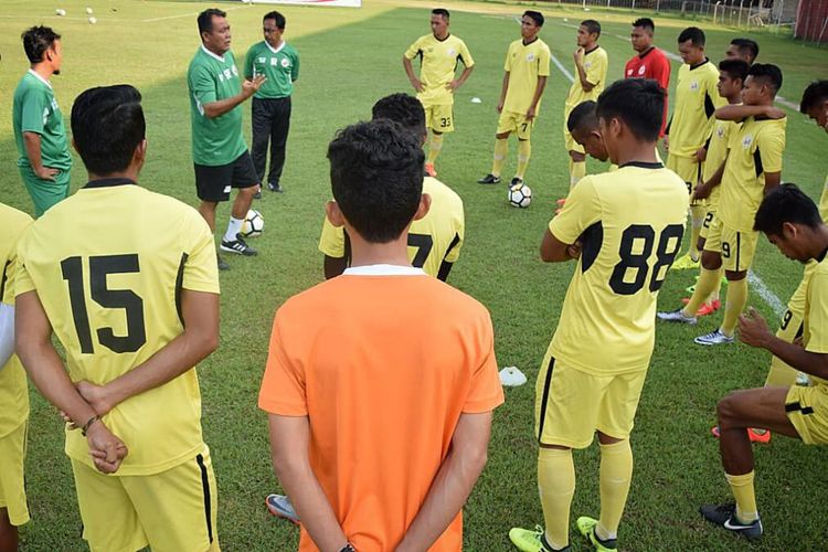 Pelatih Semen Padang Syafrianto Rusli memberi pengarahan kepada pemain