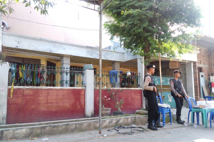 Rumah kost terduga teroris di Jalan Sikatan IV, tampak masih dijaga petugas kepolisian.