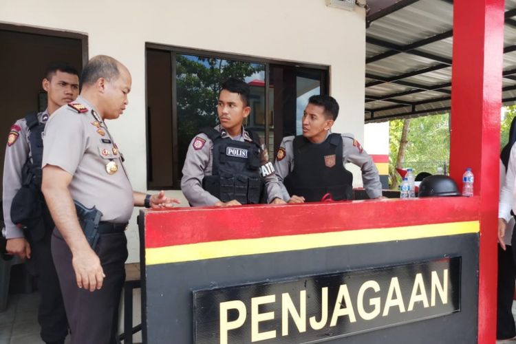 Kapolresta Barelang Kombes Hengki meninjau pos penjagaan pintu masuk mapolresta Barelang, Rabu (16/5/2018)