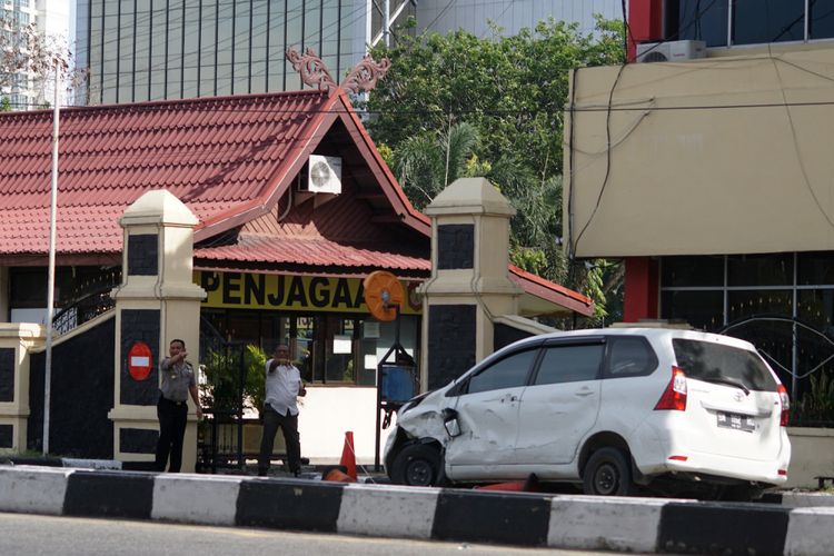 Mobil minibus yang digunakan pelaku teror dalam kondisi rusak di depan pintu masuk Polda Riau, di Pekanbaru, Riau, Jumat (16/5/2018). ANTARA FOTO/Retmon/FBA/kye/18.