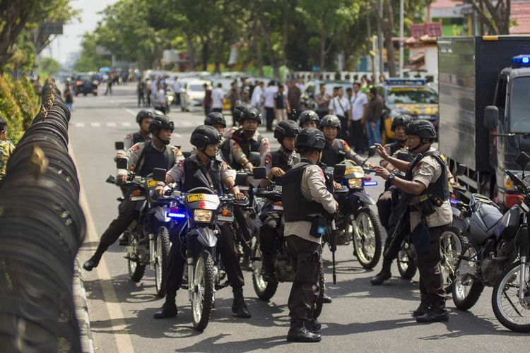 Sejumlah petugas kepolisian bersiaga pascapenyerangan di Mapolda Riau, Pekanbaru, Riau, Rabu (16/5/2018). Mapolda Riau diserang terduga teroris pada Rabu pagi sekitar pukul 09.05 WIB menyebabkan 4 orang menjadi korban, satu polisi tewas dan 3 orang lainnya luka-luka, termasuk jurnalis.