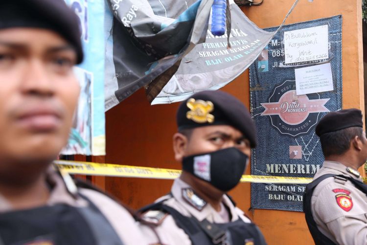 Sejumlah petugas Kepolisian berjaga di depan rumah terduga teroris di Jalan Gempol Kunciran, Pinang, Tangerang, Banten, Rabu (16/05/2018). Sejumlah barang bukti dan tiga orang terduga teroris telah diamankan tim Densus 88 Antiteror Polri.