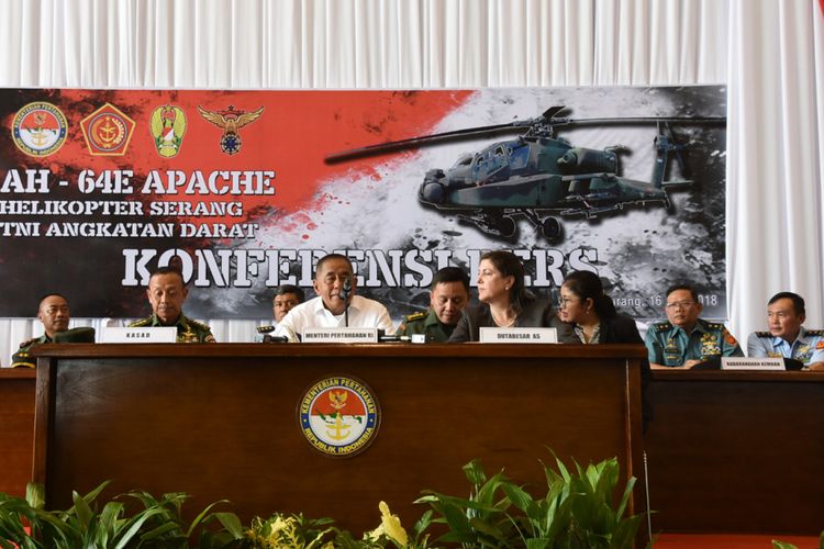 Jumpa pers dalam rangka serah terima 8 Helikopter Apache AH 64E di Pangkalan Udara Utama TNI AD Ahmad Yani, Semarang, Rabu (16/5/2018). 