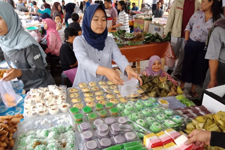 Suasana Pasar Bendungan Hilir (Benhil) yang dipenuhi jajanan takjil menjelang berbuka puasa, Kamis (17/5/2018).