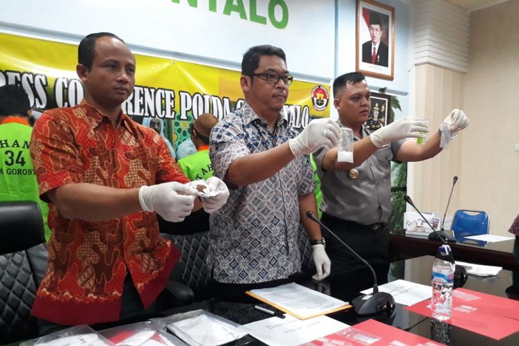 Direktur Reserse Narkoba Polda Gorontalo Kombes Totok Triwibowo (tengah) menunjukkan barang bukti narkoba, Jumat (18/5/2018)