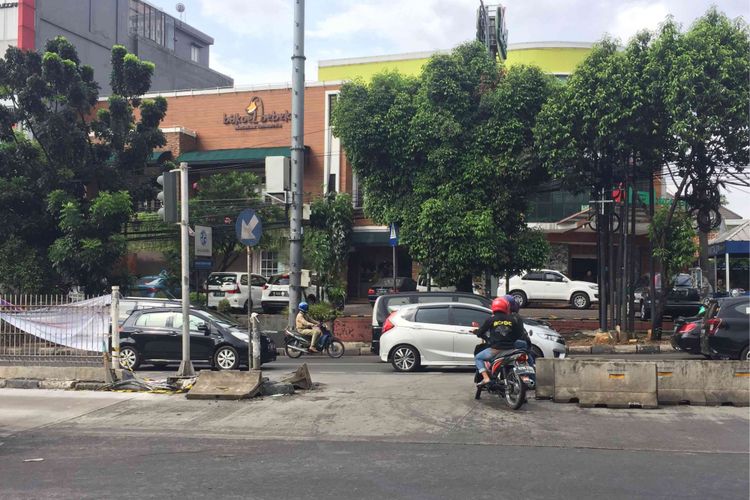 Sejumlah warga membongkar paksa sebagian pembatas jalan yang yang menutup Simpang Duren Bangka, Jakarta Selatan, Sabtu (19/5/2018). Sebelumnya warga juga membongkar paksa pembatas jalan yang menutup Simpang Duren Tiga yang berjarak sekitar 300-400 meter dari Simpang Duren Bangka.