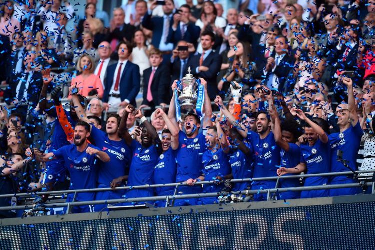 Para pemain Chelsea merayakan keberhasilan menjuarai Piala FA seusai mengalahkan Manchester United di Wembley, Sabtu (19/5/2018).