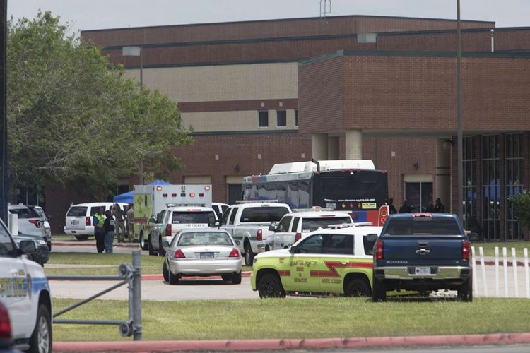 Paramedis dan petugas keamanan berkumpul di halaman parkir SMA Santa Fe, Texas, Amerika Serikat, menyusul insiden penembakan yang terjadi di sekolah tersebut, Jumat (18/5/2018) waktu setempat. Dilaporkan sedikitnya 10 orang tewas dalam insiden tersebut.