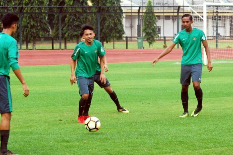 Pemain timnas U-19 Indonesia saat menjalani latihan perdana di Stadion Universitas Negeri Yogyakarta (UNY). 