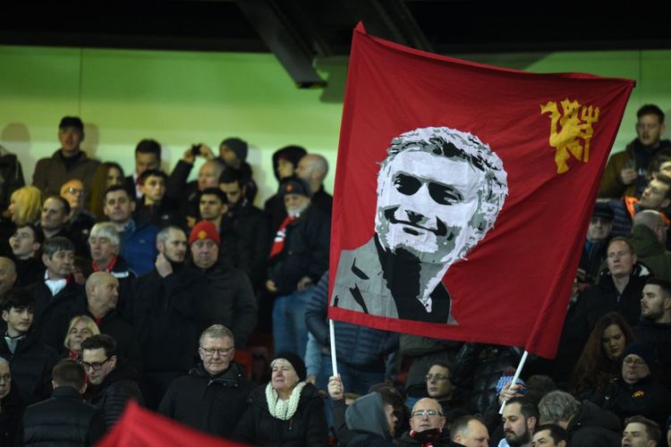 Suporter Manchester United membentangkan spanduk Jose Mourinho saat timnya berlaga melawan Southampton di Old Trafford, 30 Desember 2017. 