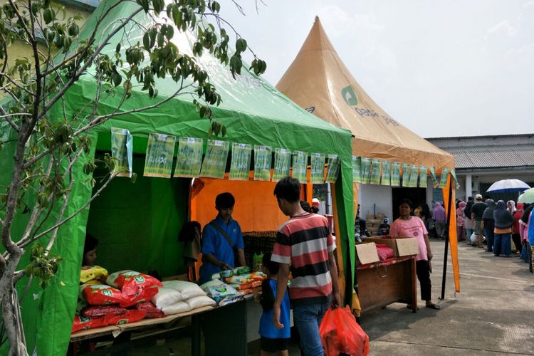 Pasar murah dari PD Pasar Jaya di Pasar Cibubur, Jakarta Timur, Sabtu (19/5/2018). 