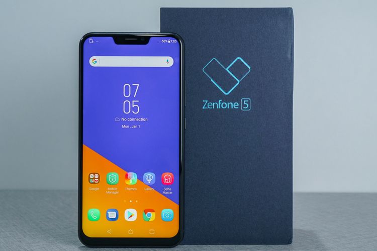 ZenFone 5 dan kotak kemasannya.