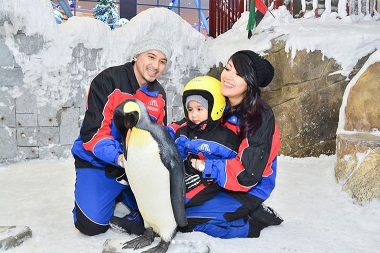 Ryan Delon dan Shareena Delon di SKI Dubai