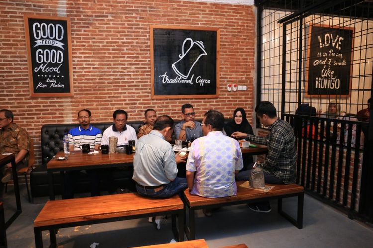 Bupati Kendal, Mirna Anissa , saat berada di kedai kopi. Kompas.com/Slamet Priyatin