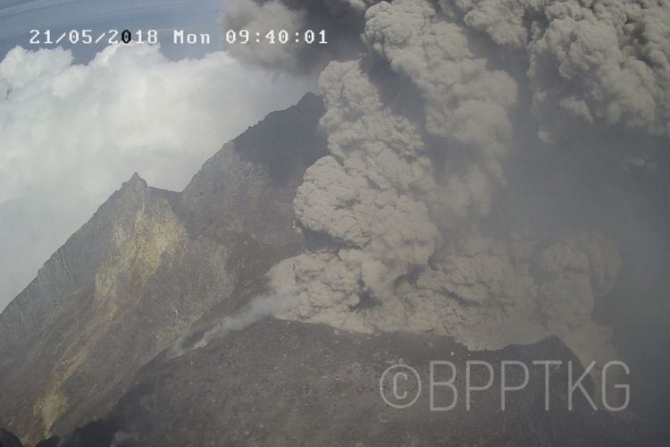 Visual kawah merapi saat kejadian erupsi freatik pagi ini pukul 09.38 WIB dengan tinggi kolom letusan 1200 m arah condong ke barat. Status NORMAL.