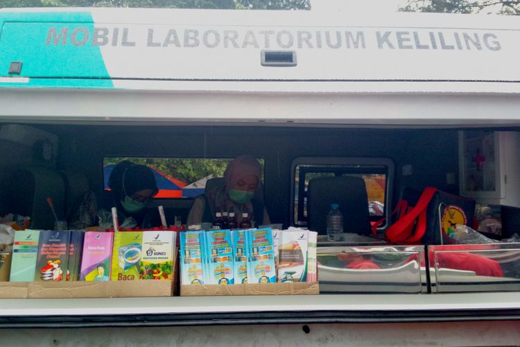 Mobil Laboratorium Keliling BPOM tengah terparkir di sekitar pasar tumpah di sekitar Mesjid Pusdai, tampak dua penguji tengah melakukan uji lab makanan sampling sejumlah jajanan pasar untuk takjil di wilayah tersebut. 