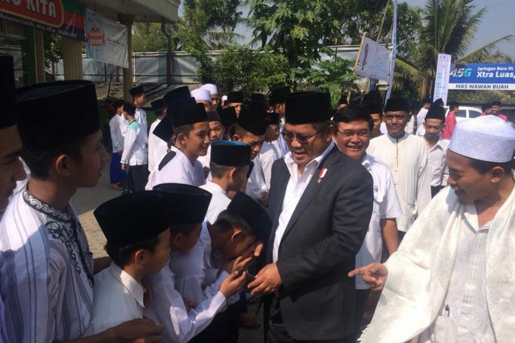 Seorang santri mencium tangan Menkominfo Rudianta  saat acara bakti sosial dan safari Ramadhan memperingati Hari Kebangkitan Nasional 2018 di Pesantren Al Mumtaz, Patuk, Gunungkidul, Yogyakarta, Senin (21/5/2018).