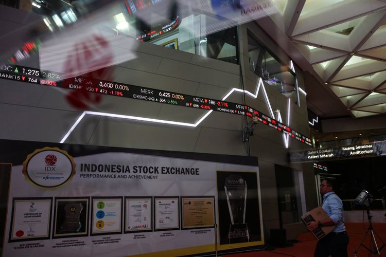 Suasana Pergerakan Indeks Harga Saham Gabungan (IHSG) di Bursa Efek Indonesia (BEI), Jakarta, Senin (21/5/2018).