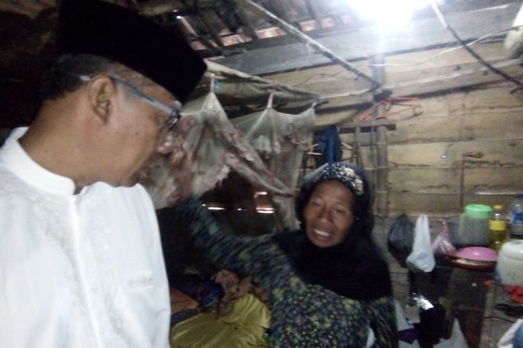 Wakil Bupati Demak,  Joko Sutanto,  saat meninjau kondisi rumah Kamijan di Desa Gajah RT 07 RW 03 , Kecamatan Gajah,  Kabupaten Demak,  Jateng,  Senin (21/5/2018) sore.