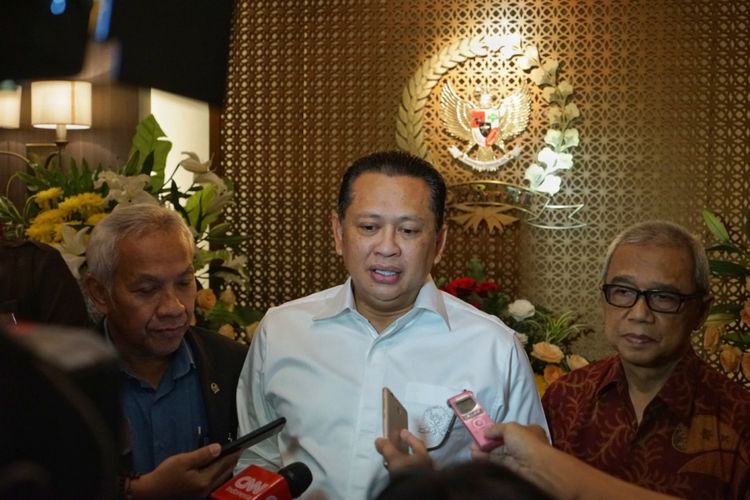 Ketua DPR Bambang Soesatyo seusai bertemu Ketua PP Muhammadiyah Busyro Muqoddas terkait pembahasan RUU Antiterorisme, di gedung Nusantara III, Kompleks Parlemen, Senayan, Jakarta, Senin (21/5/2018).