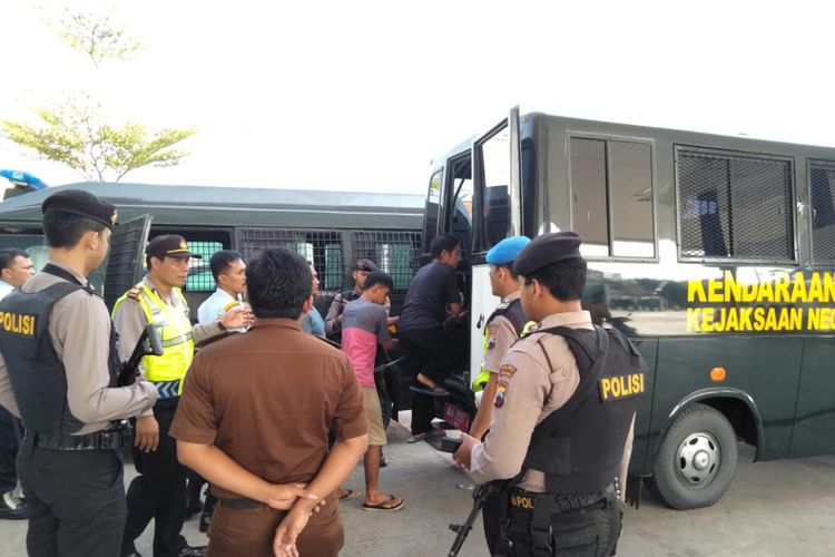 Petugas kepolisian membantu pengamanan saat mobil transpas Lapas Kebumen yang membawa 16 narapidana mogok di wilayah Sruweng, Kebumen, Jawa Tengah, Rabu (23/5/2018).