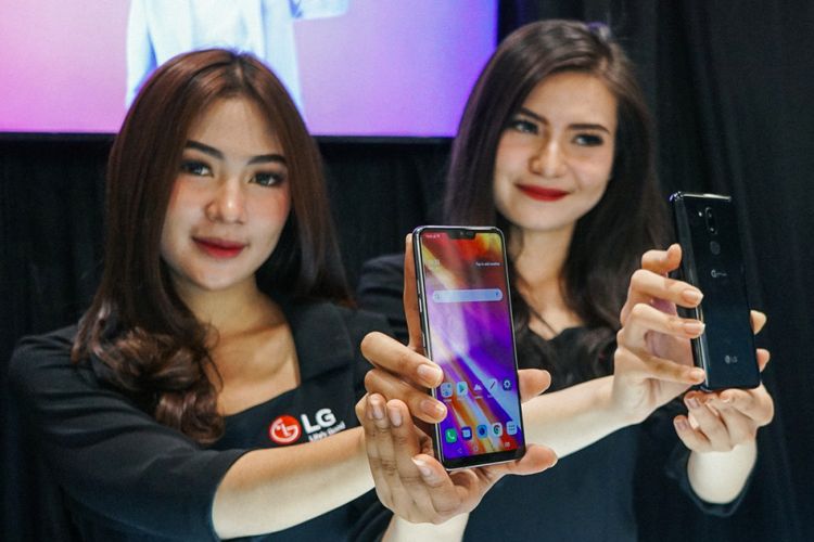 Model memamerkan LG G7 ThinQ dalam acara peluncurannya di Jakarta, Selasa (22/5/2018).