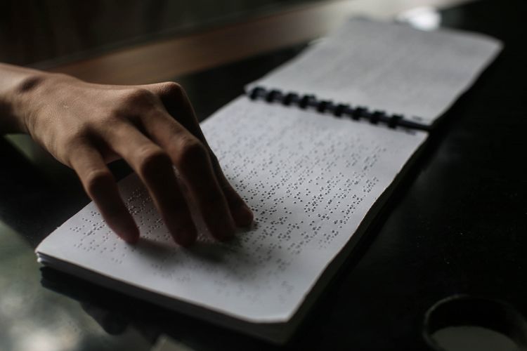 Santri saat membaca Al Quran dengan huruf braile di Yayasan Raudlatul Makfufin, Tangerang Selatan, Senin (23/05/2018). Yayasan Raudlatul Makfufin adalah pesantren untuk para tunanetra dan mencetak Al Quran Braille untuk diberikan kepada tunanetra di seluruh Indonesia.