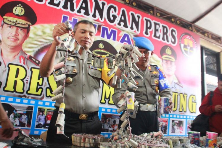 Polres Temanggung, Jawa Tengah, mengamankan ratusan petasan siap diedarkan oleh tersangka, Muhammad Albadari (24) warga  Dusun  Dangkel, Desa Dangkel, Kecamatan Parakan, Rabu (23/5/2018).
