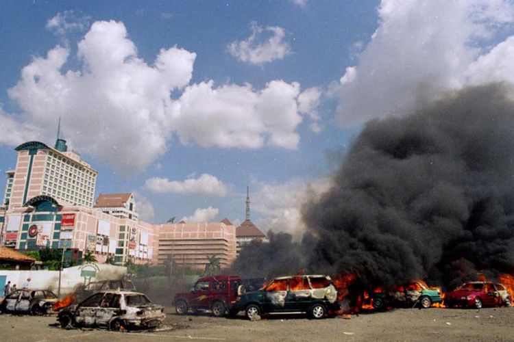 Mobil yang dibakar saat kerusuhan Mei 1998 di kawasan Grogol, Jakarta Barat, 13 Mei 1998.