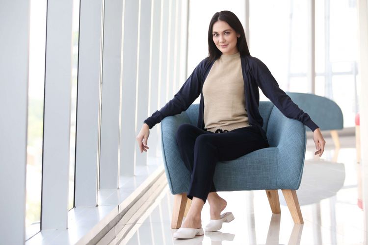 Artis peran Luna Maya berpose saat promo film Sabrina di kantor Redaksi Kompas.com, Jakarta, Kamis (24/5/2018). Film Sabrina merupakan film spin-off dari The Doll dan The Doll 2. Sabrina mengisahkan kehidupan Maira (Luna Maya) yang mendapat teror baru dari boneka milik anaknya yang telah meninggal, Sabrina.