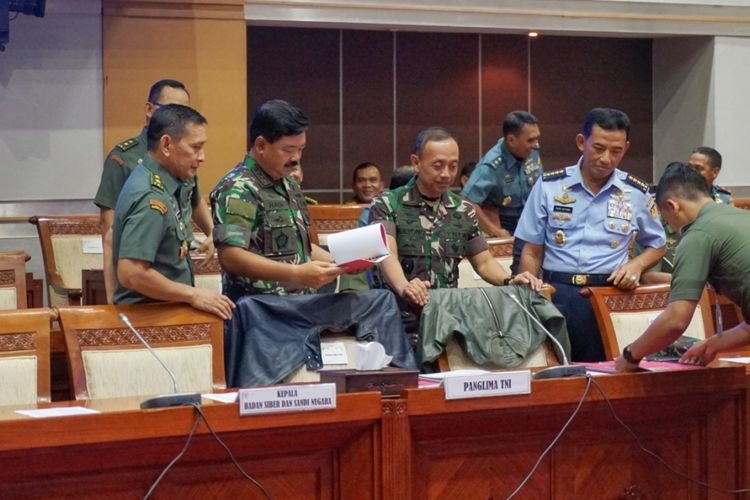 Panglima TNI Marsekal Hadi Tjahjanto dan Kepala Staf TNI AD (Kasad) Jenderal Mulyono di ruang rapat Komisi I DPR, Kompleks Parlemen, Senayan, Jakarta, Kamis (24/5/2018).