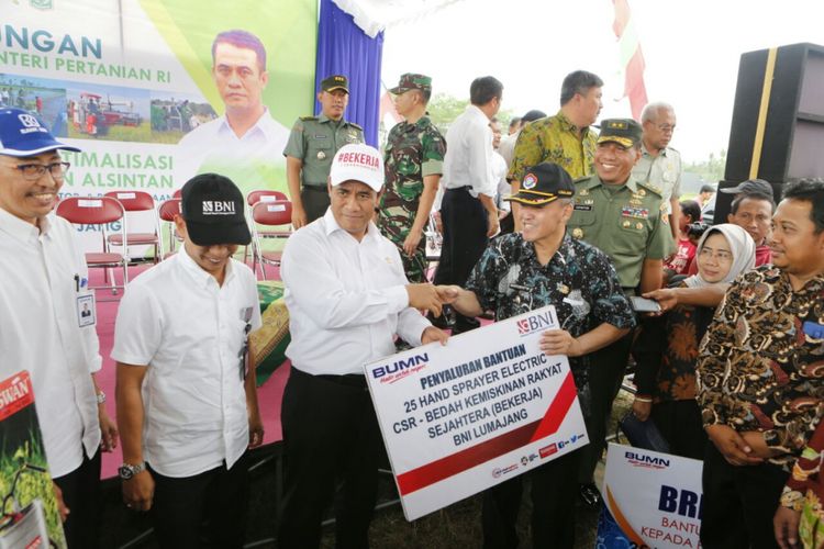 Menteri Pertanian, Andi Amran Sulaiman, menyerahkan bantuan alat mesin pertanian bagi kelompok tani di Kabupaten Lumajang, Jawa Timur, Kamis (24/5/2018)