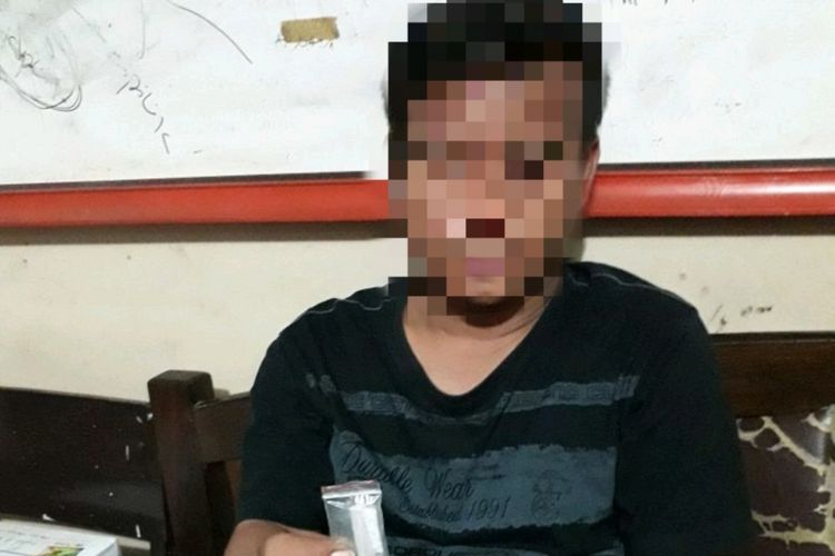 Tersangka berinisial DPP (34), warga Batursari Gayamsari, Semarang, Jateng saat di Mapolres Kudus, Jumat (25/5/2018).