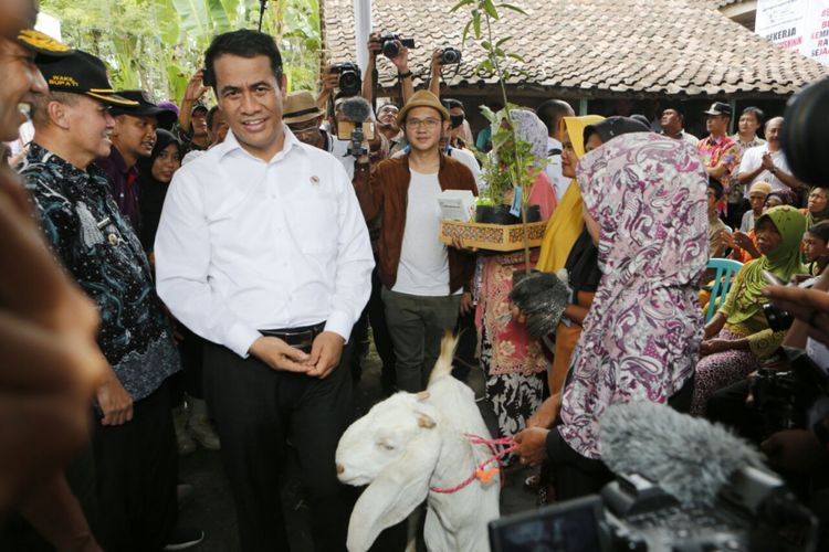 Menteri Pertanian, Andi Amran Sulaiman, memberi bantuan pertanian pada warga Kabupaten Lumajang, Jawa Timur, yang tergolong miskin, Kamis (24/5/2018)
