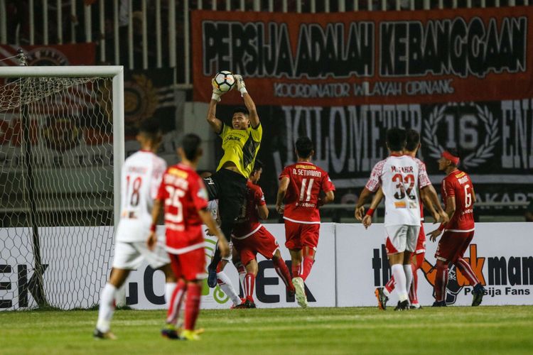 Kiper Persija Jakarta Daryono berebut bola dengan pemain Persipura Jayapura saat Liga 1 2018 di Stadion Pakansari, Bogor, Jumat (25/5/2018). Persija menang dengan skor 2-0.
