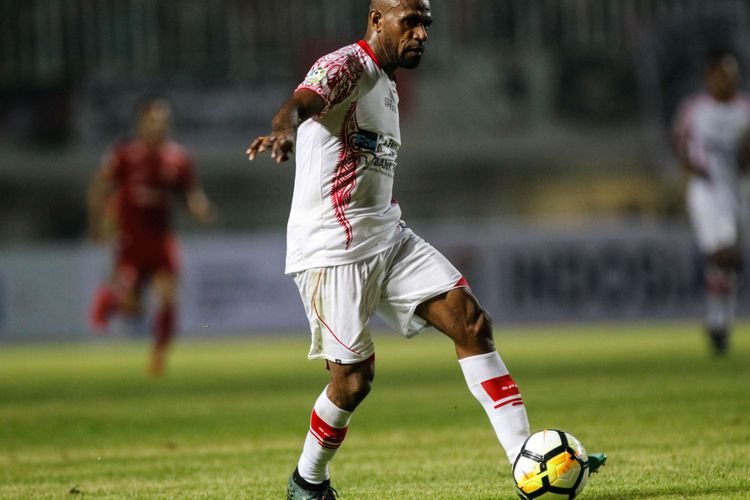 Pemain Persipura Jayapura Boaz mengumpan bola saat Liga 1 2018 di Stadion Pakansari, Bogor, Jumat (25/5/2018). Persija menang dengan skor 2-0.  saat Liga 1 2018 di Stadion Pakansari, Bogor, Jumat (25/5/2018). Persija menang dengan skor 2-0.