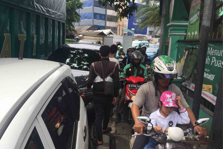Kemacetan parah terjadi di Jalan KS Tubun Raya, Petamburan, Jakarta Pusat, Jumat (25/5/2018).  Kemacetan itu terjadi karena sejumlah mobil parkir sembarangan di kawasan tersebut sehingga sebuah truk tronton  bernopol B-9913-FYU tak bisa melintas.