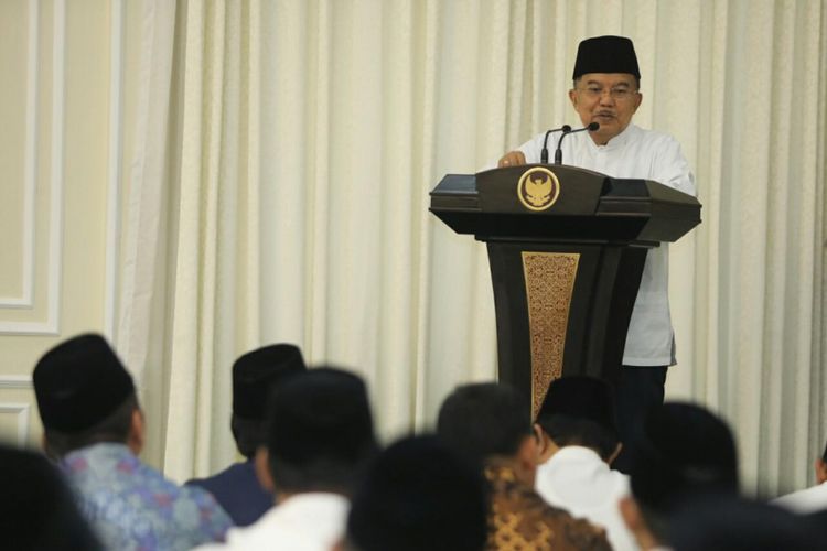 Ketua Umum Dewan Masjid Indonesia (DMI) Jusuf Kalla saat acara buka puasa bersama DMI di Istana Wakil Presiden RI, Jakarta, Jumat (25/5/2018). 