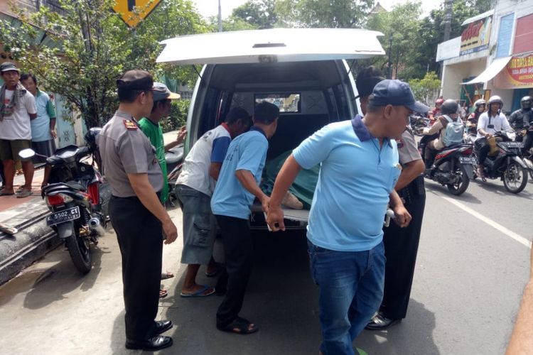 Jenazah Tjiu Bin Dan Hong Hwat (75) dievakuasi dari rumahnya di Kelurahan Wergu Kulon, Kecamatan Kudus, Kabupaten Kudus, Jawa Tengah, ?Jumat (25/5/2018).?