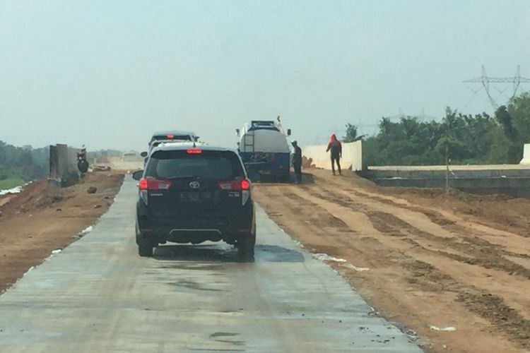 Pekerjaan perkerasan jalur pada Tol Pemalang-Batang, Sabtu (26/5/2018).