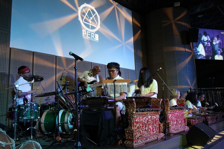 Grup musik Percussion Experimental menghadirkan hiburan menarik pada akhir pekan bagi penikmat seni dengan pementasan yang berjudul Ber(isi)k! di Auditorium Galeri Indonesia Kaya, Jakarta Pusat, Sabtu (26/5/2018).