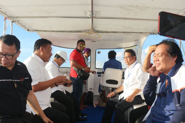 Gubernur Sulawesi Utara, Olly Dondokambey, mendampingi Menkominfo, Rudiantara, meninjau pemasangan kabel bawah laut melalui kapal Nusantara Explore yang berlokasi di perairan Desa Tateli, Kecamatan Pineleng, Kabupaten Minahasa, Jumat (25/5/2018)