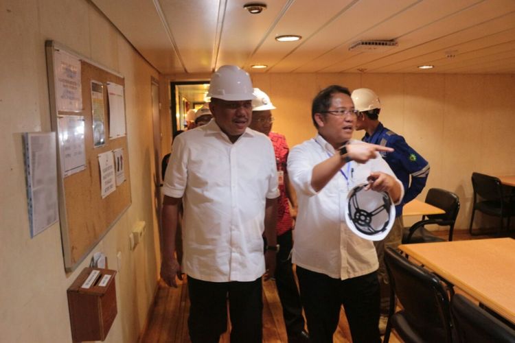 Gubernur Sulawesi Utara, Olly Dondokambey, (kiri) dan Menteri Kominfo, Rudiantara, saat buka puasa bersama umat muslim Manado di Masjid Agung Awwal Fathul Mubien, Jumat (25/5/2018)